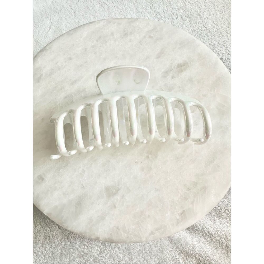 White color iridescent hair claw ￼